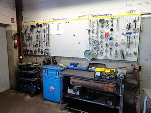 Werkbänke, Schraubstöcke, Handwerkzeuge